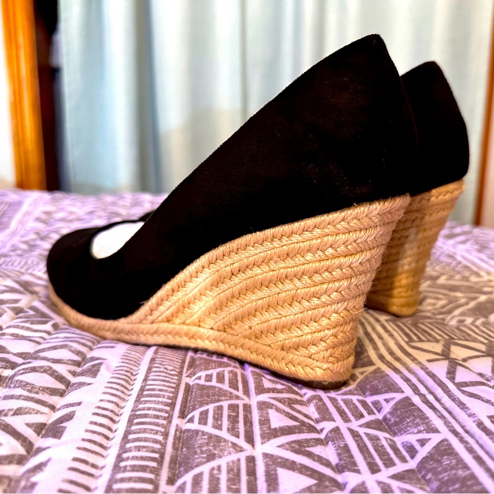 Black wedge heels NEW size 9